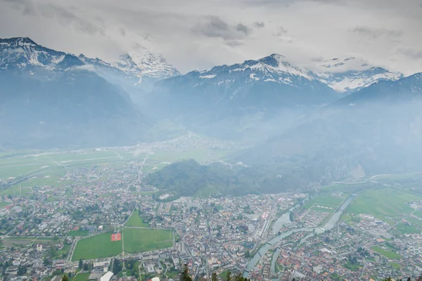 Bernese Alpleri 'nin inanılmaz manzarası. Arka plan doğa, özgürlük