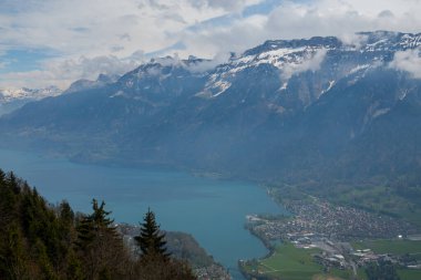 İsviçre 'deki Harder Kulm Dağı' ndan inanılmaz bir manzara. nefes kesici manzaralar.