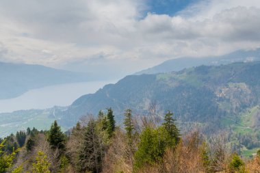 İsviçre 'deki Harder Kulm Dağı' ndan inanılmaz bir manzara. nefes kesici manzaralar.
