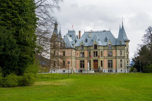 Thun ve Thun Gölü Bulutlu ve yağmurlu havalarda