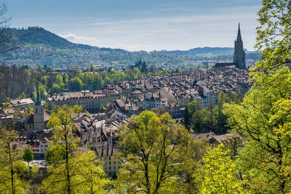 Baharda Bern şehrinin muhteşem manzarası.