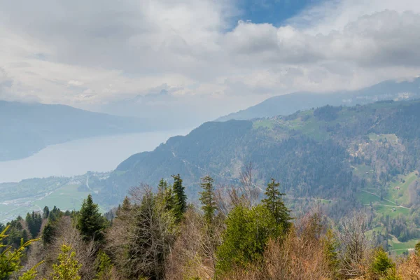İsviçre 'deki Harder Kulm Dağı' ndan inanılmaz bir manzara. nefes kesici manzaralar.