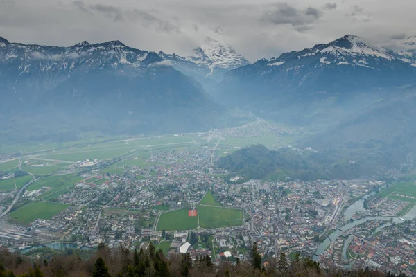 Bernese Alpleri 'nin inanılmaz manzarası. Arka plan doğa, özgürlük