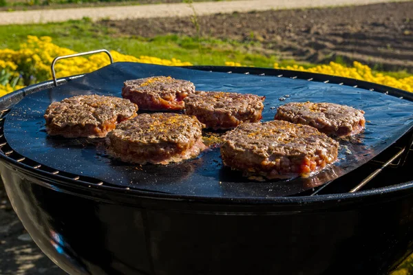 Cozinhar Hambúrgueres Uma Grelha Carvão Comida Natureza — Fotografia de Stock