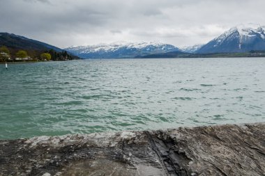 Thun ve Thun Gölü Bulutlu ve yağmurlu havalarda