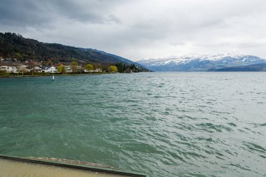 Thun ve Thun Gölü Bulutlu ve yağmurlu havalarda