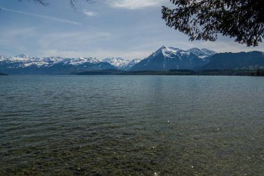 İsviçre 'de Thun Gölü, dağlar ve göl manzarası