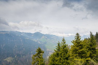 İsviçre 'deki Harder Kulm Dağı' ndan inanılmaz bir manzara. nefes kesici manzaralar.