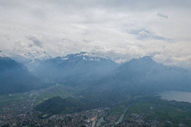 İsviçre 'deki Harder Kulm Dağı' ndan inanılmaz bir manzara. nefes kesici manzaralar.