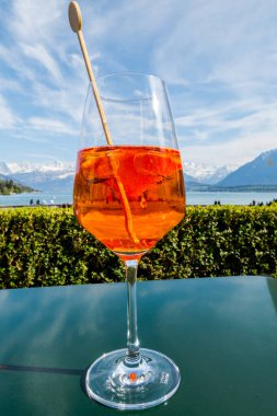 Thun Gölü 'ndeki bir kafede Aperol kokteyli.