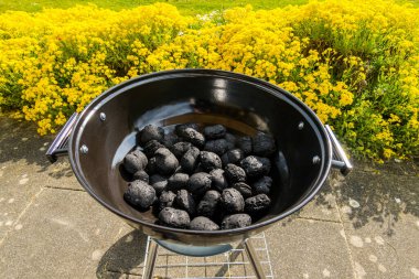 Doğada küçük yuvarlak kömür ızgarası. Izgarada kömür var.