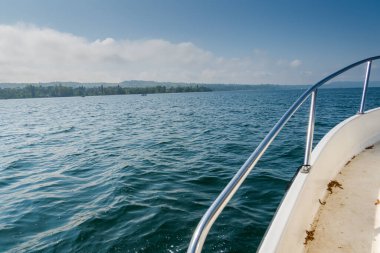 Gölde balık tutan tekneden Biels Gölü 'nün güzel manzarası