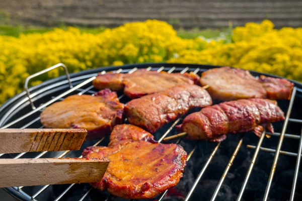 Cocinar Carne Una Pequeña Parrilla Redonda Carbón —  Fotos de Stock