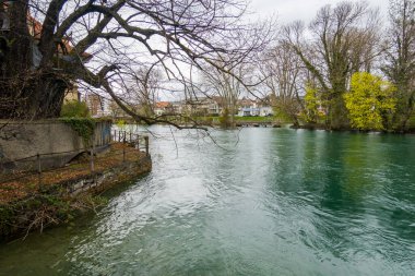 Thun ve Thun Gölü Bulutlu ve yağmurlu havalarda