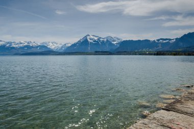 İsviçre 'de Thun Gölü, dağlar ve göl manzarası