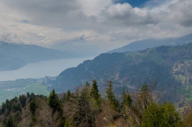 İsviçre 'deki Harder Kulm Dağı' ndan inanılmaz bir manzara. nefes kesici manzaralar.