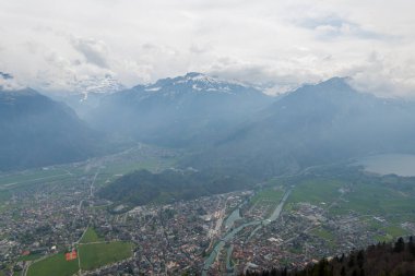 İsviçre 'deki Harder Kulm Dağı' ndan inanılmaz bir manzara. nefes kesici manzaralar.