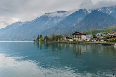 Brienne Gölü kıyılarında güzel bir manzara. Sakin su yüzeyi