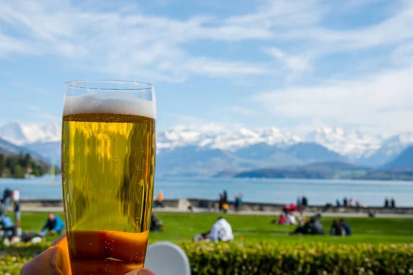 Thun Gölü Nün Arkasında Bir Bardak Bira — Stok fotoğraf