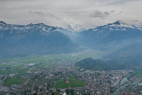 Bernese Alpleri 'nin inanılmaz manzarası. Arka plan doğa, özgürlük