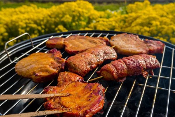 Fleisch Auf Einem Kleinen Holzkohlegrill Zubereiten — Stockfoto