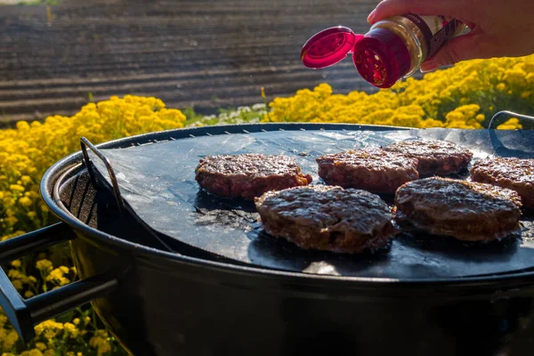 Burger Auf Dem Holzkohlegrill Kochen Essen Der Natur — Stockfoto