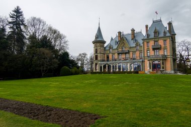 Thun ve Thun Gölü Bulutlu ve yağmurlu havalarda