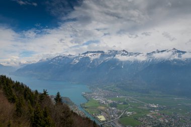 İsviçre 'deki Harder Kulm Dağı' ndan inanılmaz bir manzara. nefes kesici manzaralar.
