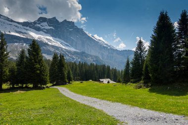 Muhteşem İsviçre Alpleri. Dağ tepeleri ve göller. İnanılmaz bir dağ manzarası.