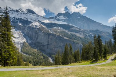 Muhteşem İsviçre Alpleri. Dağ tepeleri ve göller. İnanılmaz bir dağ manzarası.