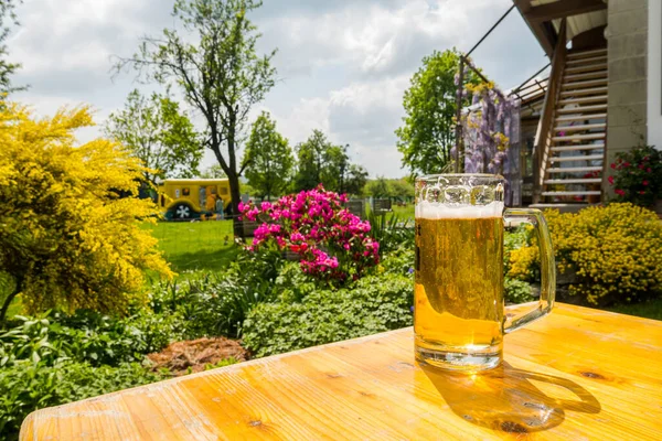 Ein Glas Bier Auf Rustikalem Hintergrund Der Schweiz — Stockfoto