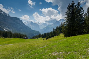 Muhteşem İsviçre Alpleri. Dağ tepeleri ve göller. İnanılmaz bir dağ manzarası.