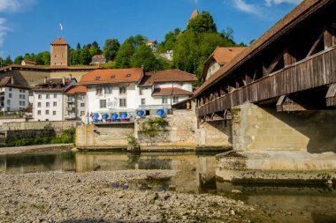 İsviçre 'deki inanılmaz güzel Freiburg şehri. Mimarlık ve panorama