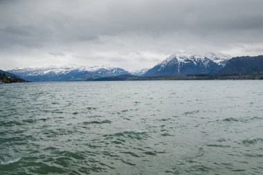 Thun ve Thun Gölü Bulutlu ve yağmurlu havalarda