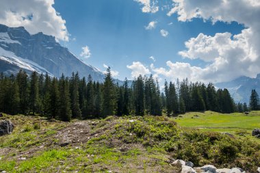 Muhteşem İsviçre Alpleri. Dağ tepeleri ve göller. İnanılmaz bir dağ manzarası.