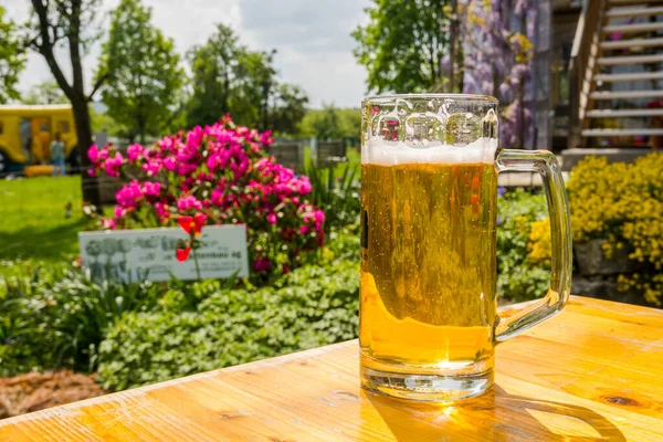 Szklanka Piwa Pięknym Rustykalnym Tle Szwajcarii — Zdjęcie stockowe