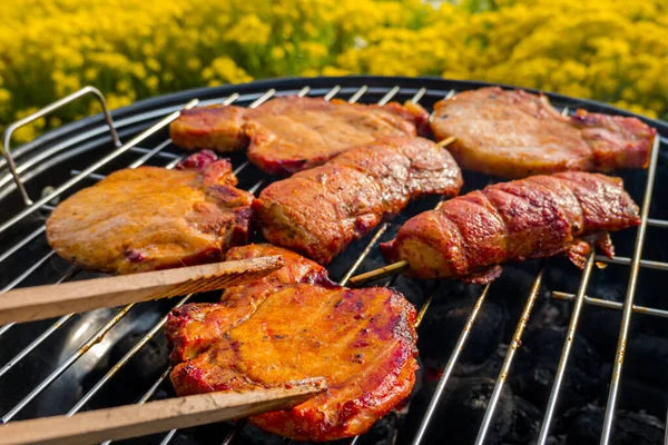 Fleisch Auf Einem Kleinen Holzkohlegrill Zubereiten — Stockfoto