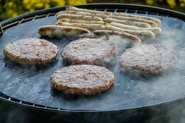 Embutidos Hamburguesas Parrilla Antecedentes Alimentarios —  Fotos de Stock