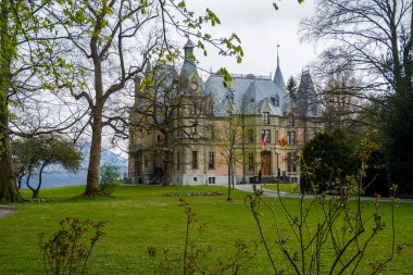 Thun ve Thun Gölü Bulutlu ve yağmurlu havalarda