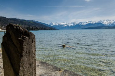 İsviçre 'de Thun Gölü, dağlar ve göl manzarası