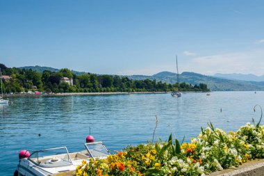 Cenevre Gölü 'nde tekne gezisi. Güzel arka planlar ve manzaralar