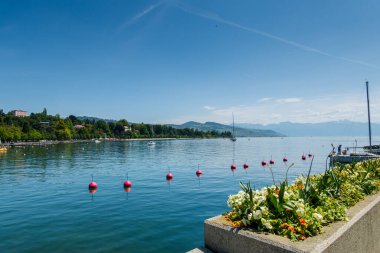 Cenevre Gölü 'nde tekne gezisi. Güzel arka planlar ve manzaralar