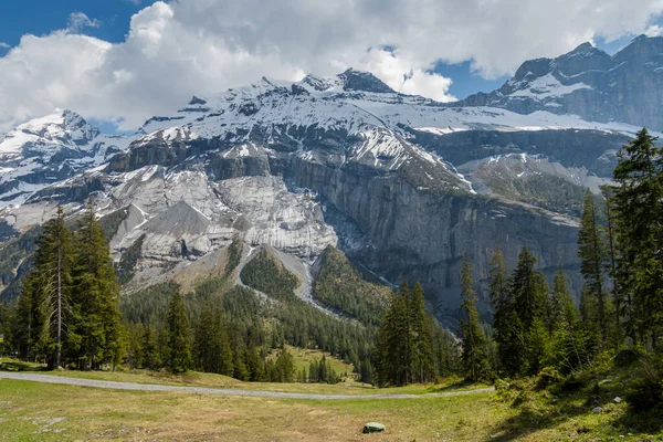 宏伟的瑞士阿尔卑斯山 山顶和湖泊 令人难以置信的山景 — 图库照片