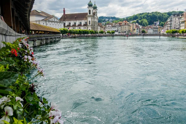 İsviçre 'nin güzel şehri Lucerne. Şehir manzaraları ve mimari