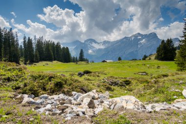 Muhteşem İsviçre Alpleri. Dağ tepeleri ve göller. İnanılmaz bir dağ manzarası.