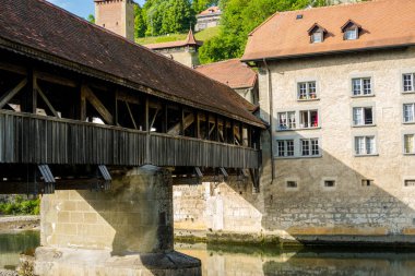 İsviçre 'deki inanılmaz güzel Freiburg şehri. Mimarlık ve panorama