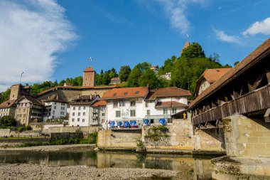 İsviçre 'deki inanılmaz güzel Freiburg şehri. Mimarlık ve panorama