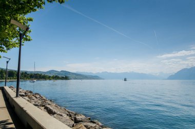 Cenevre Gölü 'nde tekne gezisi. Güzel arka planlar ve manzaralar