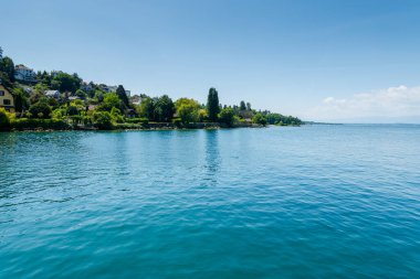 Cenevre Gölü 'nde tekne gezisi. Güzel arka planlar ve manzaralar
