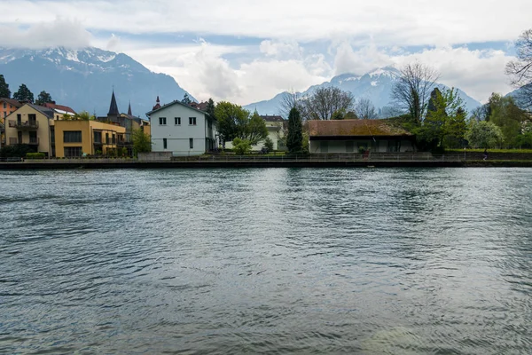 Miasto Interlaken Nabrzeże Rzeki Przepiękne Krajobrazy — Zdjęcie stockowe